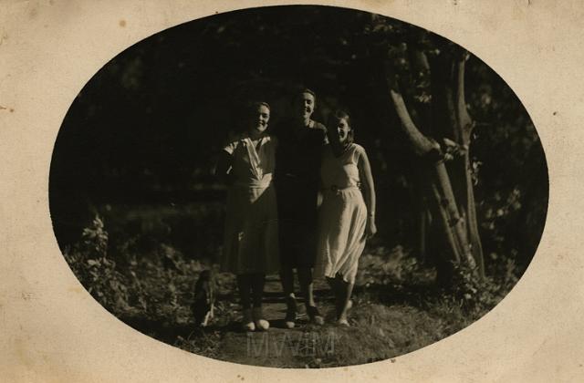 KKE 1392.jpg - Tatiana Bystrzycka z domu Prybylska z siostrą Natalią i szwagierką Lucyną Prybylską, lata 30-te XX wieku.